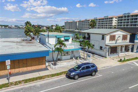 House in Redington Shores, Florida 3 bedrooms, 214.6 sq.m. № 1911328 - photo 25
