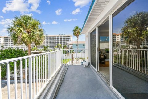 House in Redington Shores, Florida 3 bedrooms, 214.6 sq.m. № 1911328 - photo 13