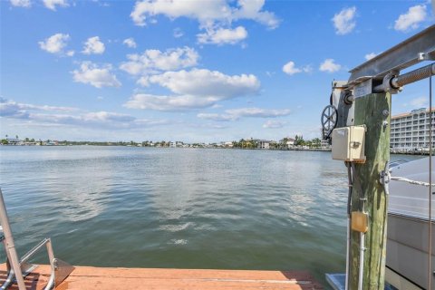 House in Redington Shores, Florida 3 bedrooms, 214.6 sq.m. № 1911328 - photo 22