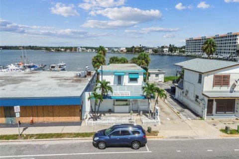 House in Redington Shores, Florida 3 bedrooms, 214.6 sq.m. № 1911328 - photo 26