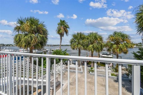 House in Redington Shores, Florida 3 bedrooms, 214.6 sq.m. № 1911328 - photo 16