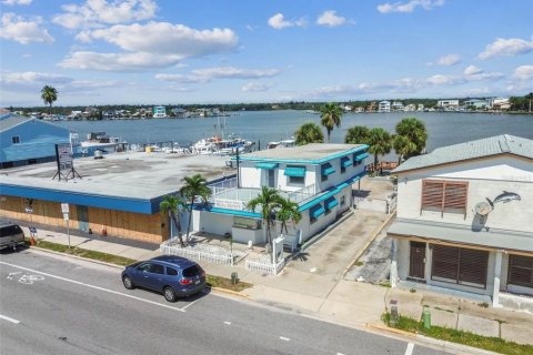 House in Redington Shores, Florida 3 bedrooms, 214.6 sq.m. № 1911328 - photo 27