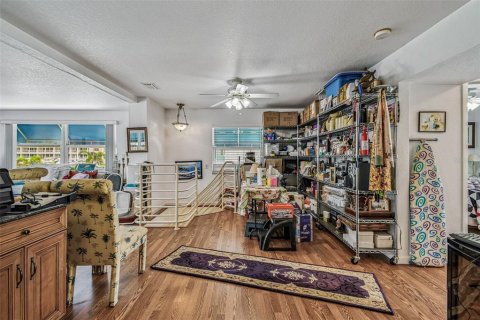 House in Redington Shores, Florida 3 bedrooms, 214.6 sq.m. № 1911328 - photo 3