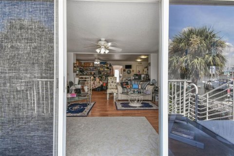 House in Redington Shores, Florida 3 bedrooms, 214.6 sq.m. № 1911328 - photo 11
