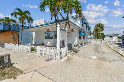 House in Redington Shores, Florida 3 bedrooms, 214.6 sq.m. № 1911328 - photo 1