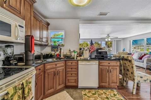 House in Redington Shores, Florida 3 bedrooms, 214.6 sq.m. № 1911328 - photo 2