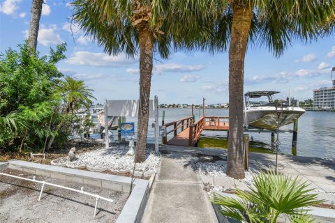 House in Redington Shores, Florida 3 bedrooms, 214.6 sq.m. № 1911328 - photo 20