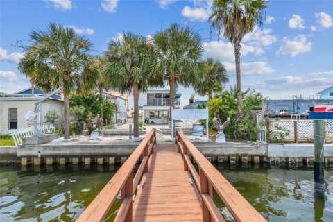 House in Redington Shores, Florida 3 bedrooms, 214.6 sq.m. № 1911328 - photo 24