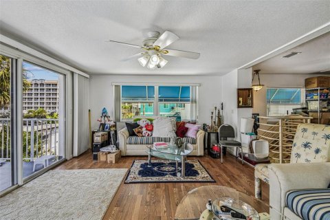 House in Redington Shores, Florida 3 bedrooms, 214.6 sq.m. № 1911328 - photo 9