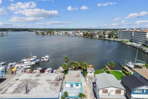 House in Redington Shores, Florida 3 bedrooms, 214.6 sq.m. № 1911328 - photo 29