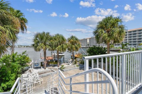 House in Redington Shores, Florida 3 bedrooms, 214.6 sq.m. № 1911328 - photo 14