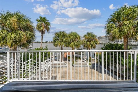 House in Redington Shores, Florida 3 bedrooms, 214.6 sq.m. № 1911328 - photo 10