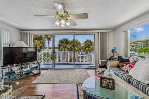House in Redington Shores, Florida 3 bedrooms, 214.6 sq.m. № 1911328 - photo 6