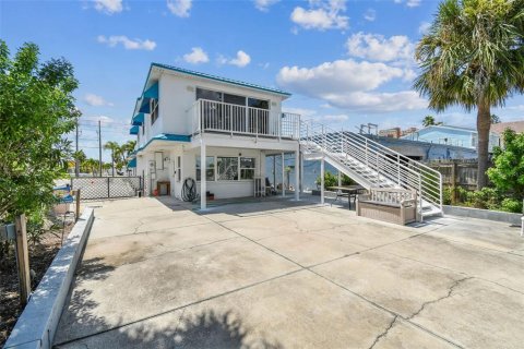 House in Redington Shores, Florida 3 bedrooms, 214.6 sq.m. № 1911328 - photo 17