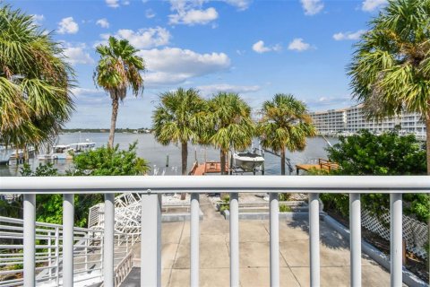 House in Redington Shores, Florida 3 bedrooms, 214.6 sq.m. № 1911328 - photo 15