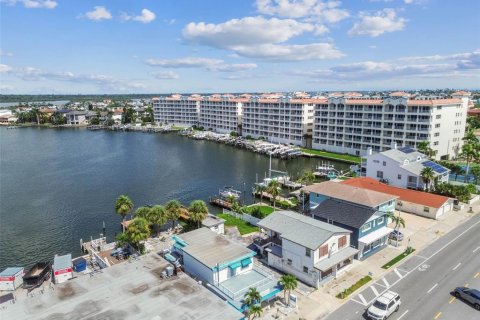 House in Redington Shores, Florida 3 bedrooms, 214.6 sq.m. № 1911328 - photo 30
