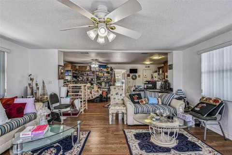 House in Redington Shores, Florida 3 bedrooms, 214.6 sq.m. № 1911328 - photo 8