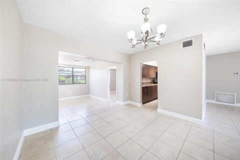 House in Miami Gardens, Florida 6 bedrooms, 211.82 sq.m. № 1683496 - photo 27