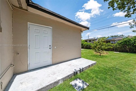 House in Miami Gardens, Florida 6 bedrooms, 211.82 sq.m. № 1683496 - photo 10