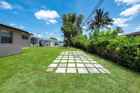 House in Miami Gardens, Florida 6 bedrooms, 211.82 sq.m. № 1683496 - photo 14