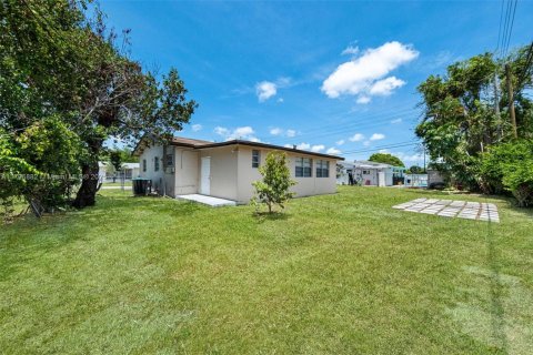 House in Miami Gardens, Florida 6 bedrooms, 211.82 sq.m. № 1683496 - photo 13