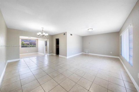 House in Miami Gardens, Florida 6 bedrooms, 211.82 sq.m. № 1683496 - photo 25