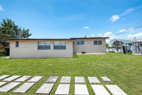 House in Miami Gardens, Florida 6 bedrooms, 211.82 sq.m. № 1683496 - photo 15