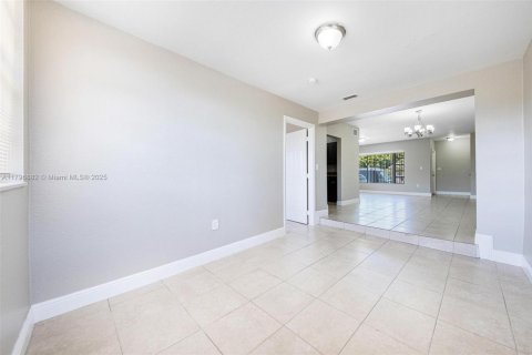 House in Miami Gardens, Florida 6 bedrooms, 211.82 sq.m. № 1683496 - photo 30