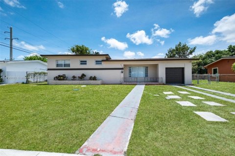 House in Miami Gardens, Florida 6 bedrooms, 211.82 sq.m. № 1683496 - photo 1