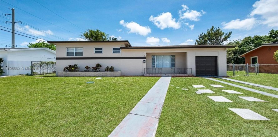 House in Miami Gardens, Florida 6 bedrooms, 211.82 sq.m. № 1683496
