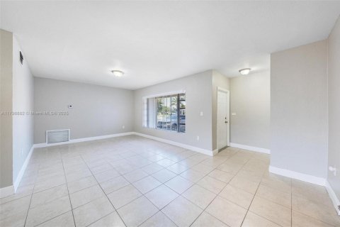 House in Miami Gardens, Florida 6 bedrooms, 211.82 sq.m. № 1683496 - photo 20