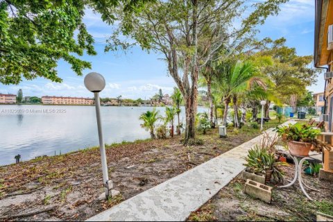 Condominio en venta en Miami, Florida, 38.09 m2 № 1794596 - foto 1