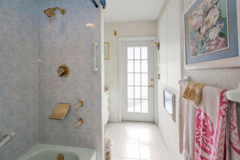 House in Palm Harbor, Florida 5 bedrooms, 299.8 sq.m. № 1907714 - photo 24