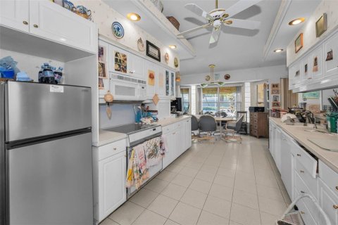 House in Palm Harbor, Florida 5 bedrooms, 299.8 sq.m. № 1907714 - photo 11