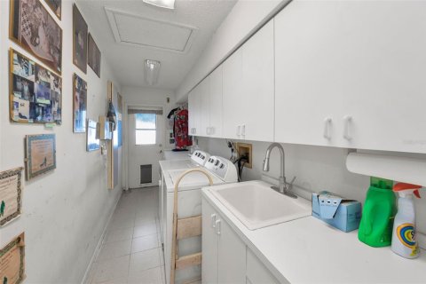 House in Palm Harbor, Florida 5 bedrooms, 299.8 sq.m. № 1907714 - photo 29