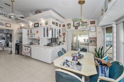 House in Palm Harbor, Florida 5 bedrooms, 299.8 sq.m. № 1907714 - photo 13