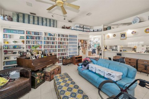 House in Palm Harbor, Florida 5 bedrooms, 299.8 sq.m. № 1907714 - photo 18