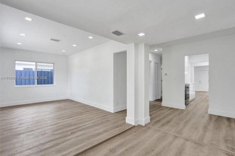 House in Fort Lauderdale, Florida 4 bedrooms, 188.96 sq.m. № 1695802 - photo 8