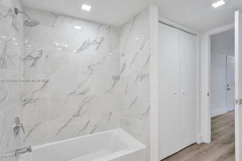 House in Fort Lauderdale, Florida 4 bedrooms, 188.96 sq.m. № 1695802 - photo 18