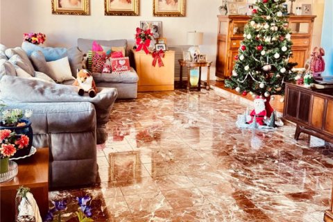 House in Miami, Florida 4 bedrooms, 222.59 sq.m. № 2017336 - photo 6