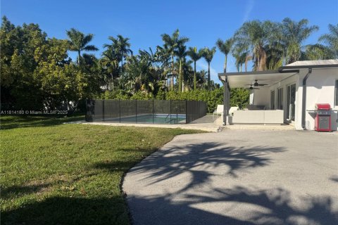 House in Miami, Florida 4 bedrooms, 222.59 sq.m. № 2017336 - photo 30