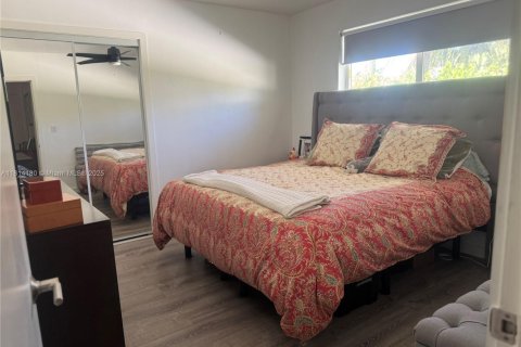 House in Miami, Florida 4 bedrooms, 222.59 sq.m. № 2017336 - photo 14