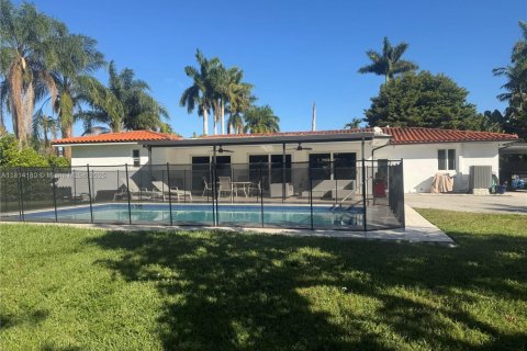 House in Miami, Florida 4 bedrooms, 222.59 sq.m. № 2017336 - photo 2