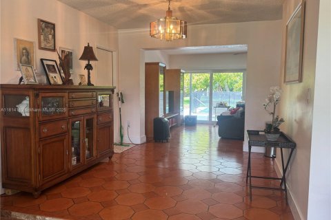 House in Miami, Florida 4 bedrooms, 222.59 sq.m. № 2017336 - photo 7