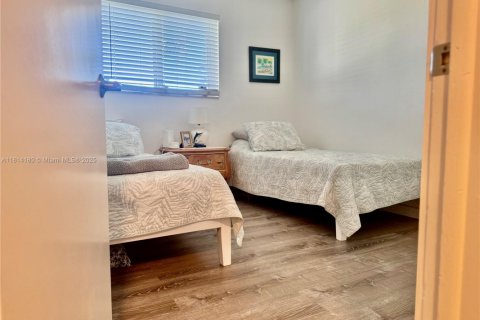 House in Miami, Florida 4 bedrooms, 222.59 sq.m. № 2017336 - photo 16