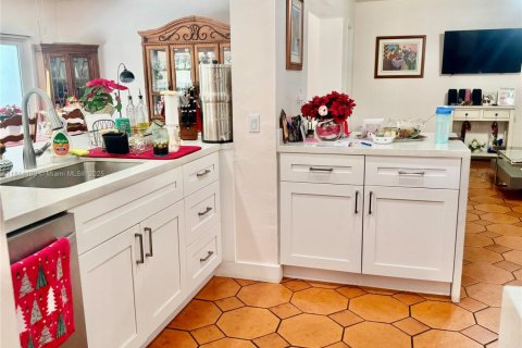 House in Miami, Florida 4 bedrooms, 222.59 sq.m. № 2017336 - photo 11