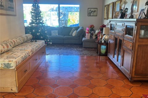 House in Miami, Florida 4 bedrooms, 222.59 sq.m. № 2017336 - photo 9