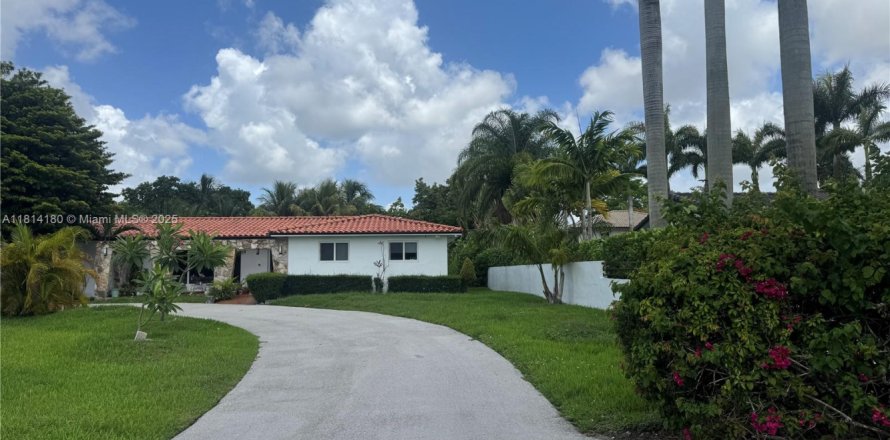 House in Miami, Florida 4 bedrooms, 222.59 sq.m. № 2017336
