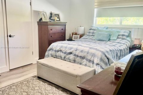 House in Miami, Florida 4 bedrooms, 222.59 sq.m. № 2017336 - photo 13