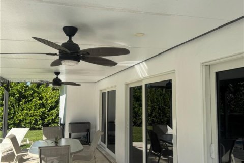 House in Miami, Florida 4 bedrooms, 222.59 sq.m. № 2017336 - photo 21